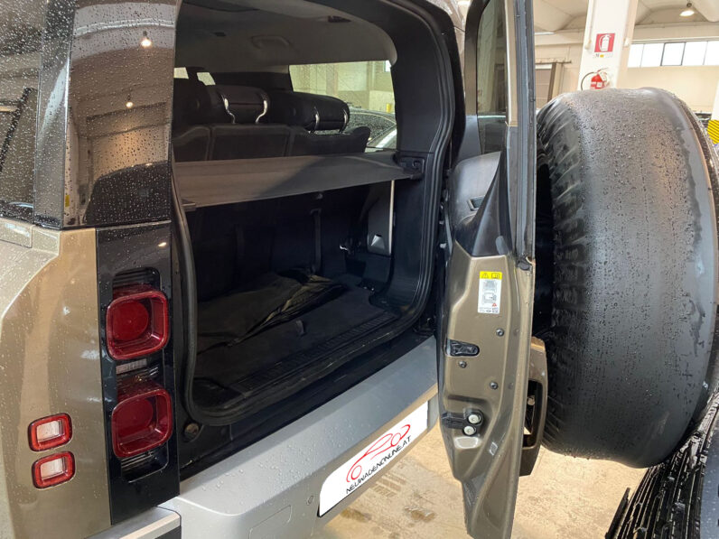 Land Rover Defender 130 SE D250 AWD