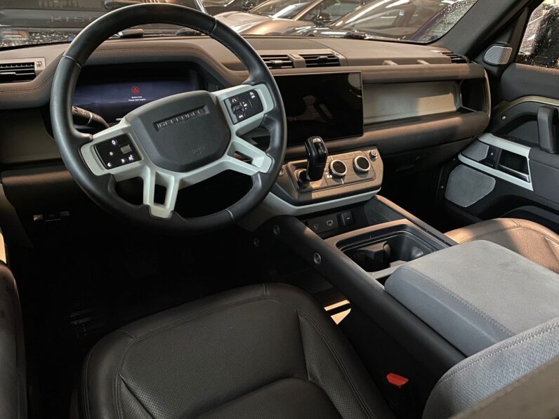 Land Rover Defender 130 SE D250 AWD