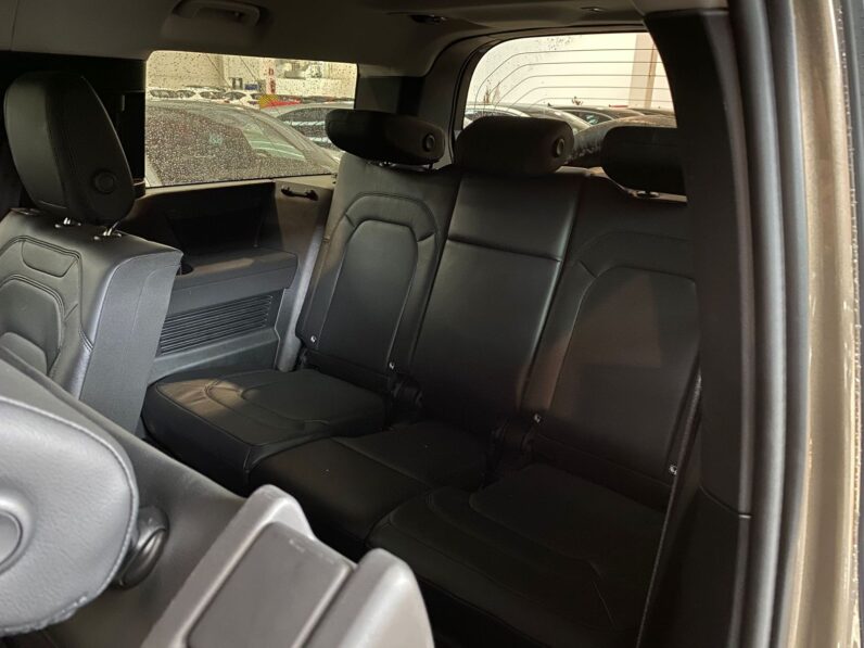 Land Rover Defender 130 SE D250 AWD